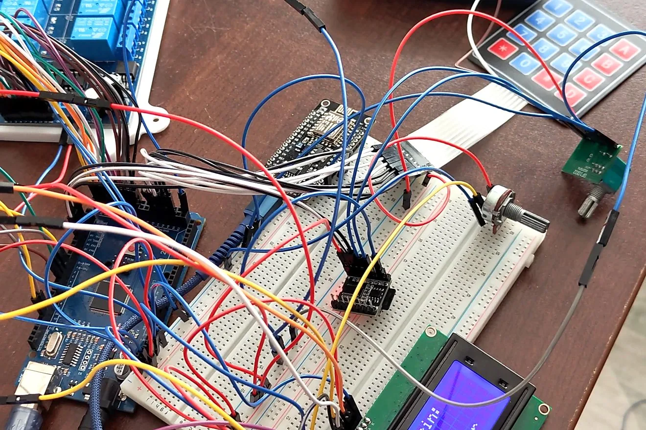Masaüstü prototip: Arduino Mega, 16 kanallı röle kartı, ESP32, tuş takımı ve 20x4 LCD breadboard üzerinde