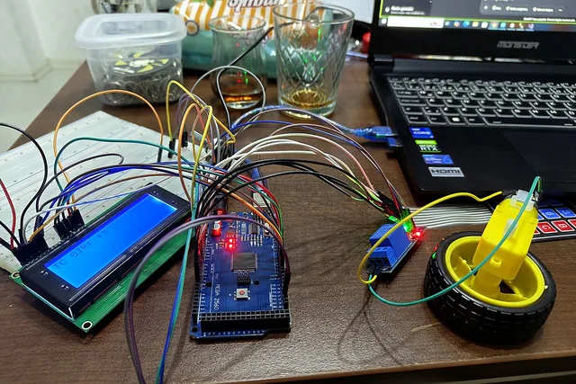 8 Mayıs: Arduino, röle, tuş takımı ve LCD ilk kez masa üstünde birlikte çalışıyor